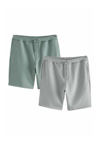 Dos pares de pantalones cortos: uno en verde suave, el otro en gris claro. Ambos cuentan con cinturillas elásticas, bolsillos laterales y un corte clásico.