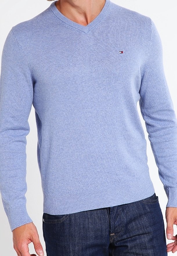 Pull bleu clair à col en V en tissu doux. Présente des poignets et un ourlet côtelés, avec un petit logo de marque sur la poitrine. Coupe classique.