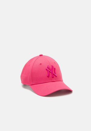 Casquette de baseball rose vif avec une visière incurvée et un logo "NY" en relief brodé à l'avant, présentée sur un fond clair uni.