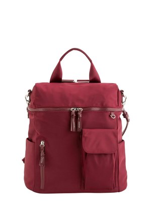 Rote Handtasche mit oberen Griffen, Reißverschluss, vorderer Klappentasche, Seitentaschen und verstellbarem Schulterriemen.