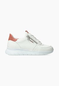Baskets en cuir blanc avec un accent rose au niveau du talon, présentant des détails de zip et de lacets, et une semelle en caoutchouc blanc texturé.