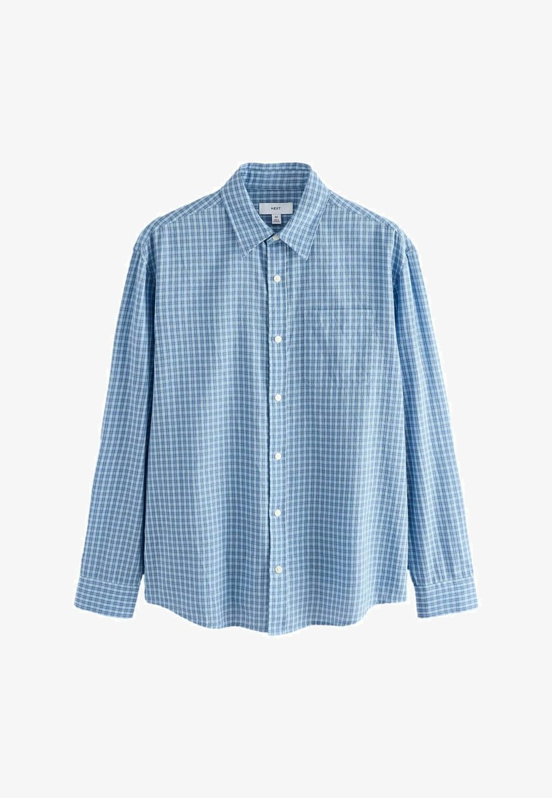 Chemise pour homme à manches longues, boutonnée, en bleu moyen à carreaux, avec col et poche poitrine, sur fond blanc.