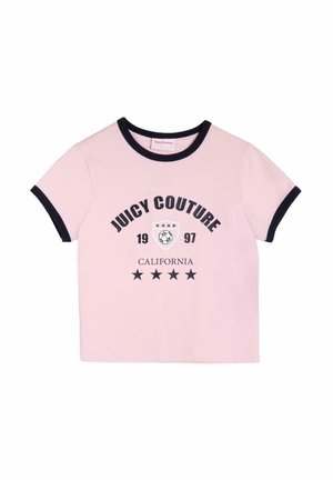 Světle růžové bavlněné tričko s námořnicky modrým žebrovaným výstřihem a rukávy. Obsahuje text "JUICY COUTURE", logo ve tvaru štítu a pět černých hvězd.