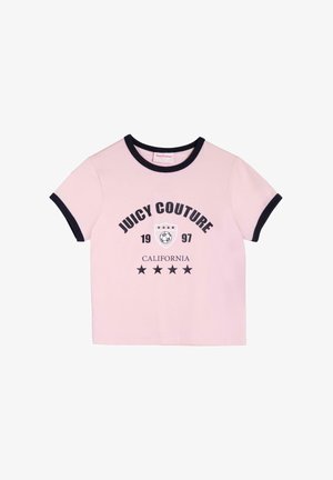 T-shirt en coton rose clair avec un col et des manches côtelés bleu marine. Présente le texte "JUICY COUTURE", un logo en forme de bouclier et cinq étoiles noires.