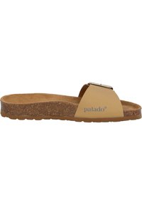Bruine kurken zoolsandalen met een tan kunstleren bovenkant, voorzien van een enkele band en een metalen gespaccent. Logo zichtbaar aan de zijkant.