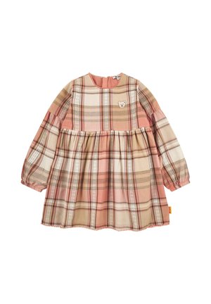 Langärmeliges Kleinkindkleid mit rosa-beigem Karomuster, geraffter Taille und kleinem, gesticktem Bärenmotiv auf der Brust.