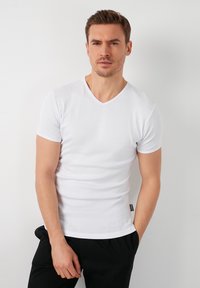 Buratti SLIM FIT - T-shirt basique - white