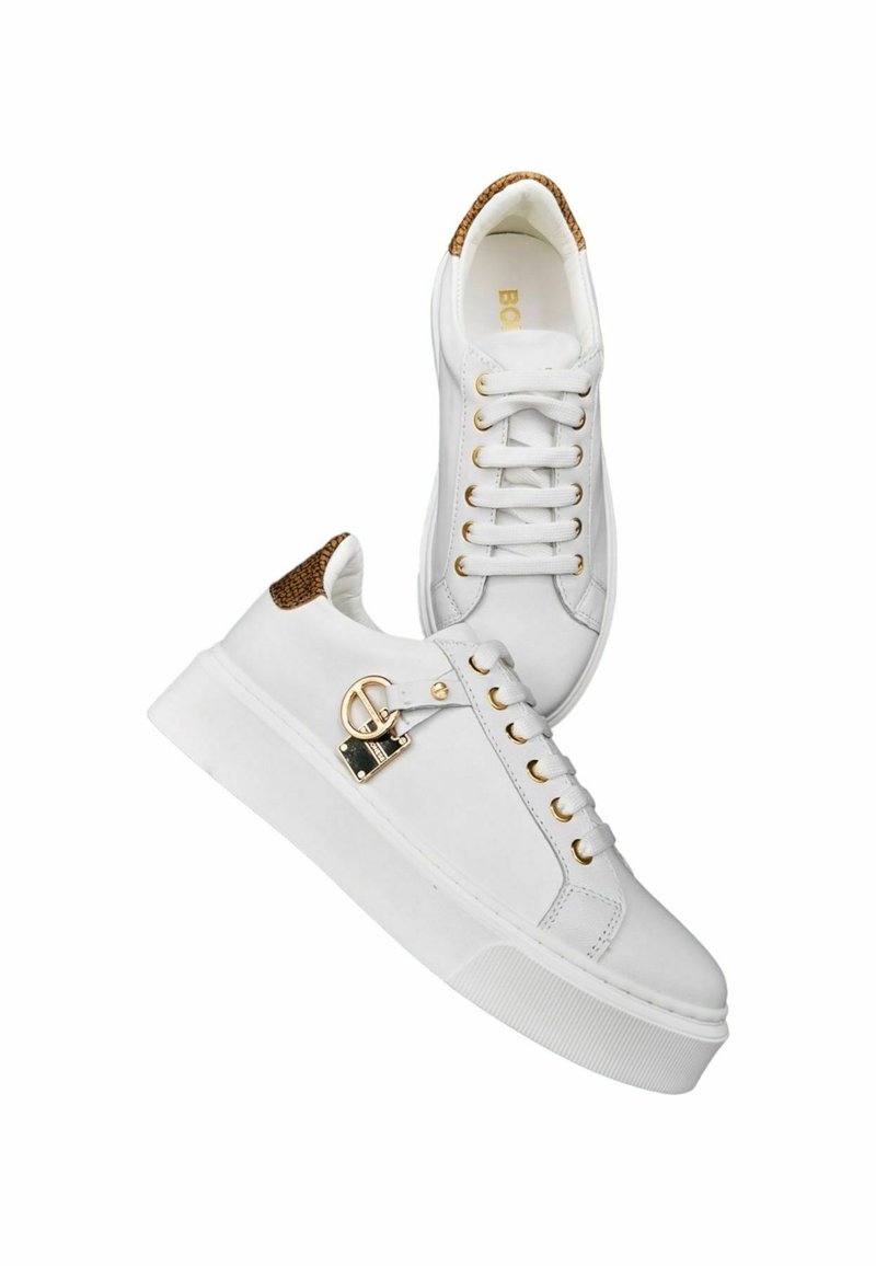 Witte sneakers van soepel leer met een gestructureerde bruine accent op de hiel, gouden hardware en een platte rubberen zool. Heeft een vetersluiting.