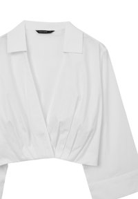 Blusa bianca cropped con profondo scollo a V, ampio colletto e maniche a 3/4 in un tessuto uniforme.