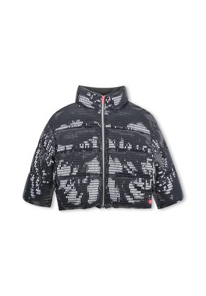 Veste matelassée courte noire avec des patches métalliques carrés brillants, col montant, fermeture éclair à l'avant et manches mi-longues sur fond blanc.