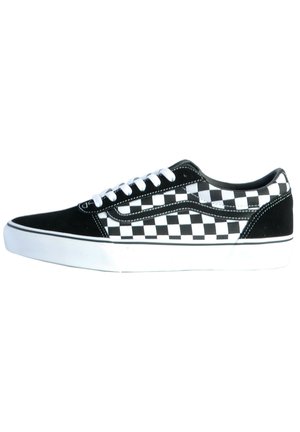 Sneakers in tela a scacchi bianco e nero con design low-top, lacci bianchi e suola in gomma. Presentano dettagli in camoscio e cuciture a contrasto.