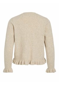 Bež pleteni pulover s okroglo ovratnico, rebrastimi robovi in širokimi volančki na manšetah in robu, ki se ponaša z mehko teksturo.