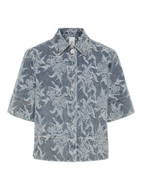 Kortärmad denimjacka i blått med vit blommig broderi, med krage och knappstängning. Strukturerad tyg och synliga sömdetaljer.