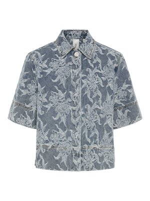 Jachetă din denim cu mâneci scurte, de culoare albastră, cu broderie florală albă, având guler și închidere cu nasturi. Țesătură texturată și detalii de cusătură vizibile.