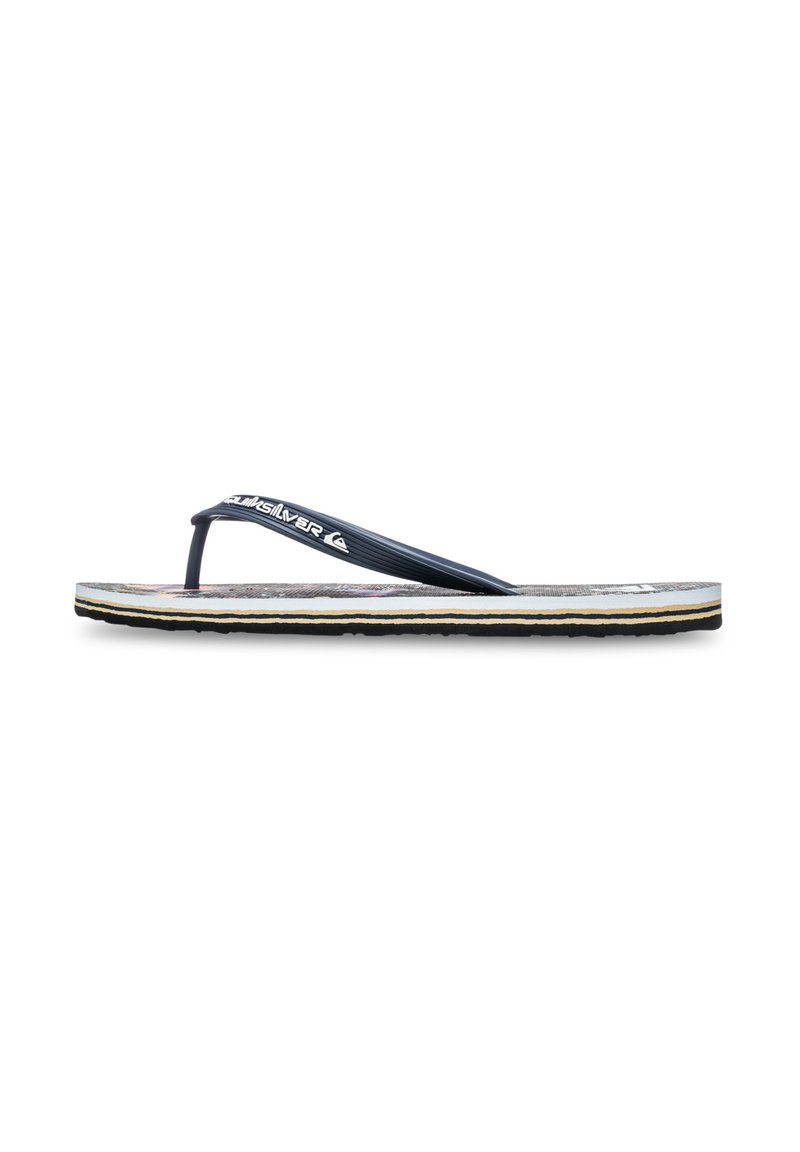 Enkelt sort og hvidt flip-flop med tekstureret sål og mærket sort rem, vist i sideprofil på hvid baggrund.