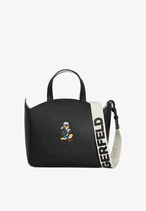 Svart läderhandväska med rundade kanter, perforerat mönster, med en seriefigur. Inkluderar en vit rem med texten "GERFELD".