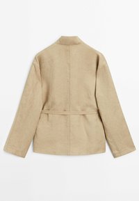 Beige pellava-takki, jossa on selkäsolki, pitkät hihat ja mandariinikaulus. Ominaisuuksina sileä rakenne ja minimalistinen muotoilu.