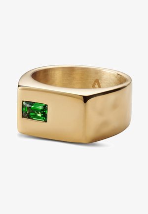 Goldener breiter Ring mit einem rechteckigen grünen Edelstein, der bündig in die flache Oberseite eingelassen ist.