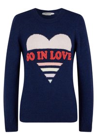 Pull bleu marine à manches longues, col rond, orné d'un motif cœur et "SO IN LOVE" en crème et rouge, avec des accents rayés aux couleurs pastel.