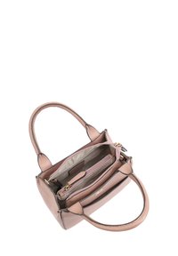 Kleine roze leren handtas met twee handvatten, open bovenste ritscompartiment en binnenzakken op een witte achtergrond.