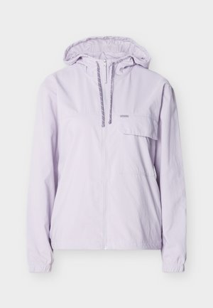 Veste à capuche violet clair avec fermeture éclair à l'avant, cordons de serrage ajustables, poignets élastiques et une poche poitrine à rabat sur un fond uni.