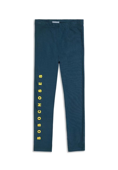Leggings di un verde bluastro scuro realizzati in tessuto morbido, con testo verticale giallo "BOBOCHOSES" lungo il lato esterno della gamba sinistra.