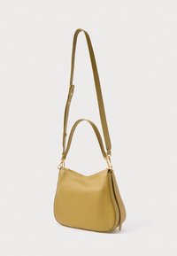 Sac à main en cuir jaune texturé avec une forme incurvée, doté d'une poignée supérieure unique et d'une bandoulière amovible. Ornements en métal doré.