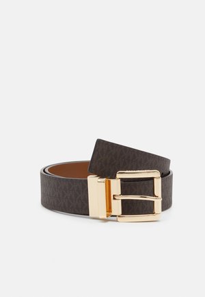 Dunkelbrauner Ledergürtel mit subtilem Muster und glänzender goldener rechteckiger Schnalle, auf weißem Hintergrund zusammengerollt.