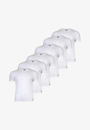 Zes witte T-shirts met korte mouwen van katoen, met een ronde halslijn en een zachte textuur. Elk T-shirt heeft een klein logo aan de zoom.