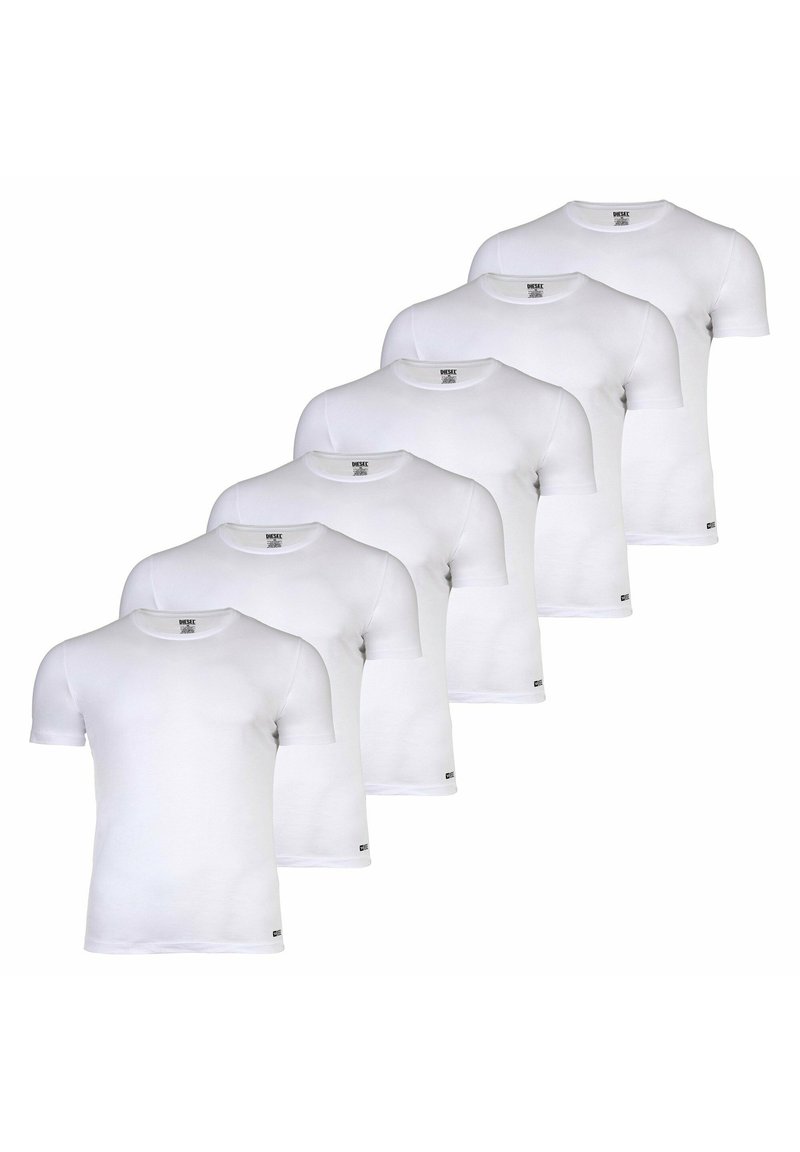 Sex vita kortärmade T-shirts i bomull med rund halsringning och en mjuk yta. Varje T-shirt har en liten logotyp vid fållen.