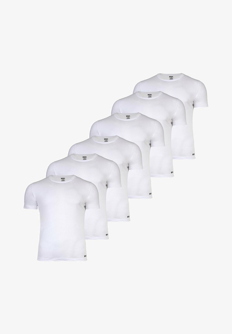 Seks hvide T-shirts med korte ærmer lavet af bomuld, med rund halsudskæring og en glat tekstur. Hver skjorte har et lille logo ved kanten.