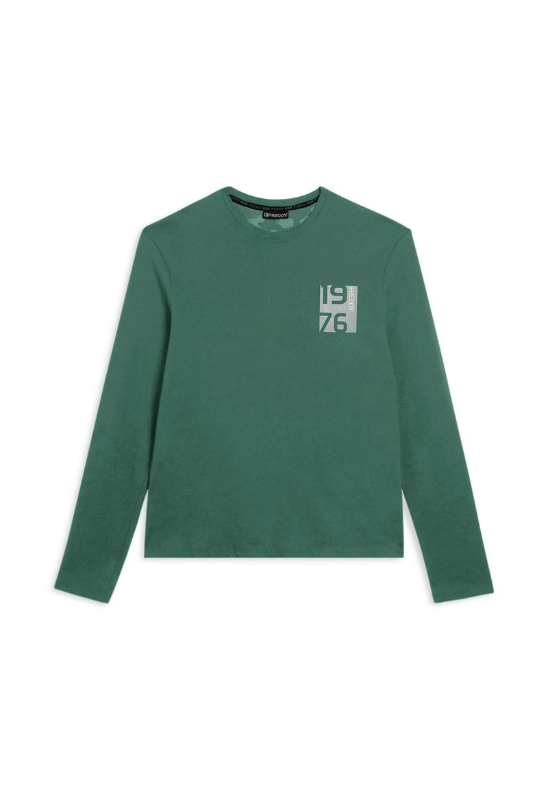 Camicia in cotone verde bosco a maniche lunghe con collo rotondo, con una grafica rettangolare in testo bianco e grigio "1976" sul petto sinistro.