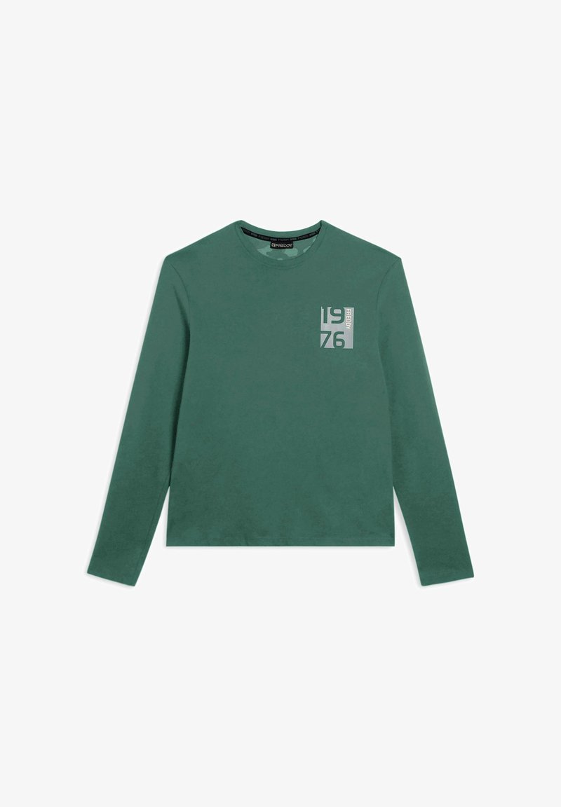 Camicia in cotone verde bosco a maniche lunghe con collo rotondo, con una grafica rettangolare in testo bianco e grigio "1976" sul petto sinistro.