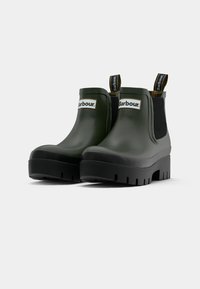 Botas de borracha verde até ao tornozelo com solas pretas, painéis laterais elásticos e puxadores amarelos. Apresenta a marca Barbour na parte da frente.