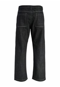 Pantalones de mezclilla negra vistos desde atrás, con dos grandes bolsillos cuadrados tipo parche y piernas anchas y rectas.