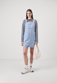 Marc O'Polo DENIM DUNGAREE DRESSES MINI LENGTH - Robe en jean - light blue multi