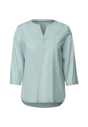 Camisa de manga larga azul claro con escote en V y tres botones en el cuello. Presenta un dobladillo curvado y una textura suave.