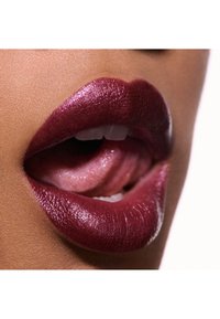 Lèvres bourgogne profond avec une finition brillante, mettant en valeur une texture lisse et une forme pleine, partiellement ouvertes pour révéler un aperçu de la langue.