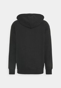 Sudadera negra de manga larga vista desde atrás, con capucha, puños acanalados y dobladillo.