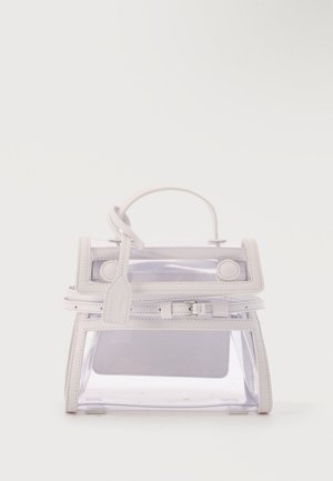 Maža balta rankinė su skaidriomis šoninėmis dalimis, viršutine rankena, sagties detale ir viduje matoma vidine kišene.