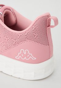 Rosa sneaker med överdel i mesh och gummisulor, med en logotyp på en texturerad panel och en dragflik för enkel påtagning.