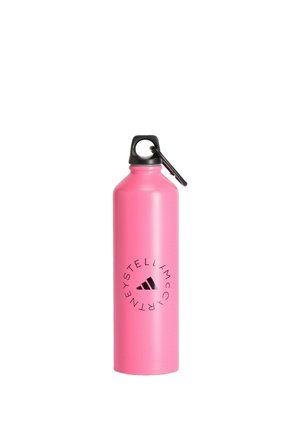 Rosa Metallwasserflasche mit schwarzem Schraubverschluss und Karabiner, auf der Vorderseite mit einem schwarzen, runden Adidas by Stella McCartney Logo versehen.
