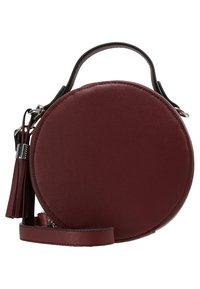 Rund bordeaux farvet håndtaske i tekstureret materiale, med et sort håndtag, justerbar rem og en dekorativ kvast. Kompakt og slank design.