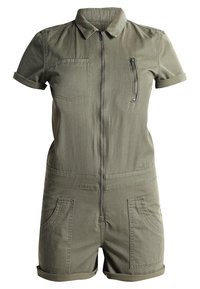 Combinaison utilitaire manches courtes vert olive avec fermeture éclair à l'avant, poches poitrine et latérales, et revers de manches retroussés.