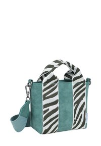 Kleine teal kleurige suède tas met brede zwart-wit gestreepte handvatten, voorzien van een afneembare schouderriem en zilverkleurige hardware-details. Rechthoekige vorm.