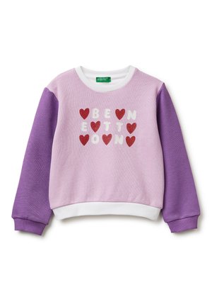 Jasnofioletowa bluza z ciemniejszymi fioletowymi rękawami, białym kołnierzem i dołem, ozdobiona czerwonymi sercami oraz białymi literami tworzącymi napis „BENETTON”.