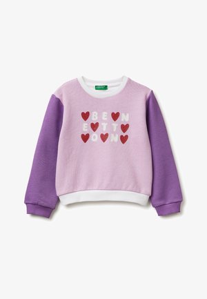 Felpa viola chiaro con maniche viola scuro, colletto e orlo bianchi, decorata con cuori rossi e lettere bianche che formano la scritta "BENETTON".