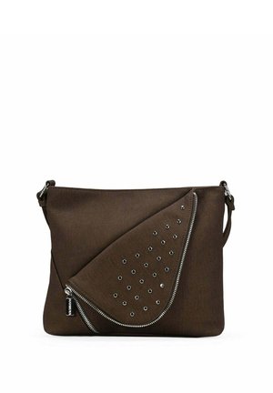 Bolso cruzado marrón oscuro con solapa diagonal adornada con tachuelas plateadas y detalle de cremallera sobre un fondo blanco liso.