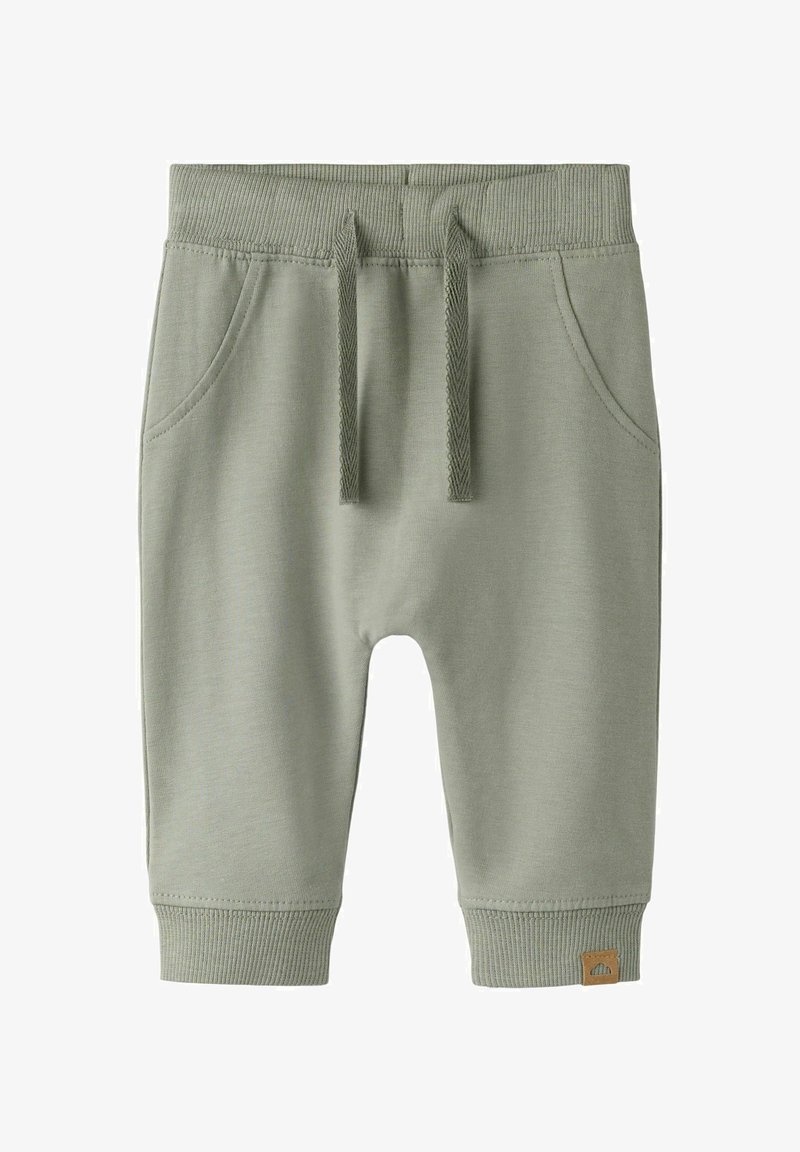 Jasnozielone szorty bawełniane z elastycznym pasem, sznurkiem do ściągania, bocznymi kieszeniami oraz prążkowanymi mankietami. Mała metka z logo na dolnej prawej stronie.