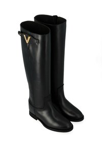 Bottes noires en cuir hautes jusqu'au genou avec une texture lisse, un bout arrondi et des détails en métal doré avec un accent en forme de 'V' sur le côté.